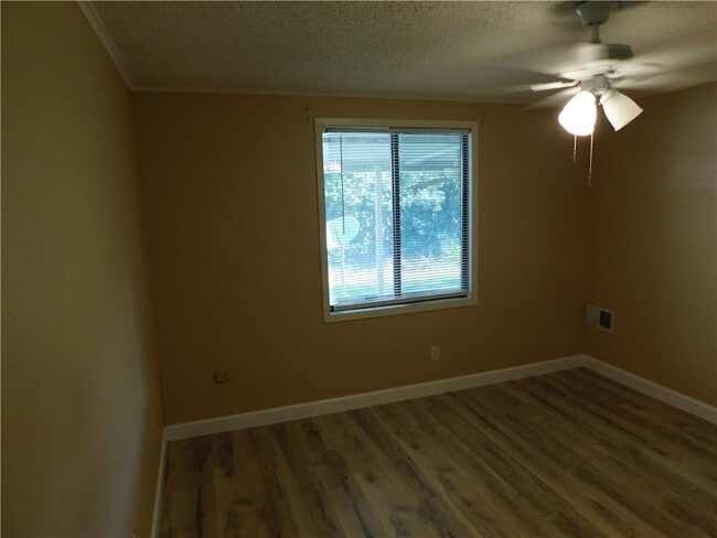 Building Photo - 454 7th Pl