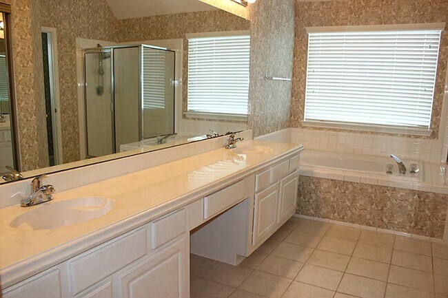 Building Photo - 4614 Forest Home Dr