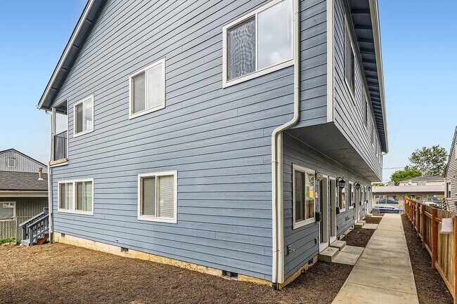 Building Photo - 4783 NE 108th Ave