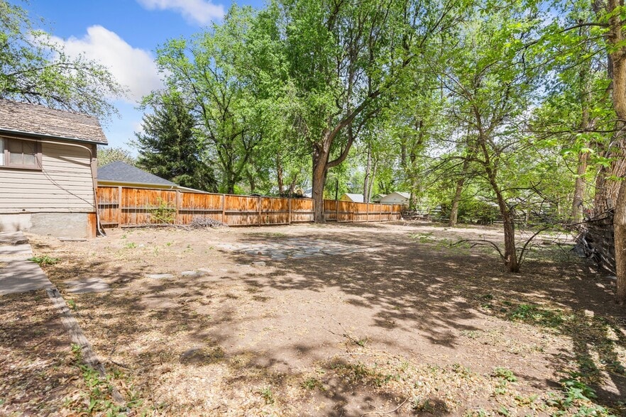 Building Photo - 412 Peterson St