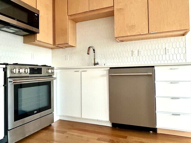 Building Photo - Magnolia newer 2Bed 2Bath Townhouse with Rooftop Deck