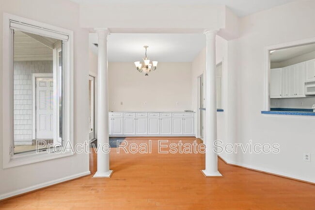 Building Photo - 9468 Bay Front Dr