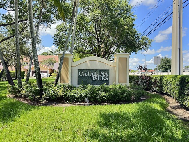 Building Photo - 8833 S Isles Cir