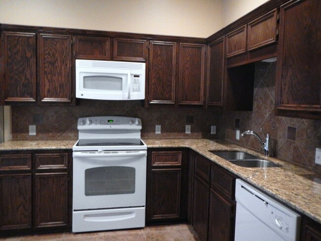 Building Photo - 3 Bedroom / 2 Bath Duplex off Clear Creek ...
