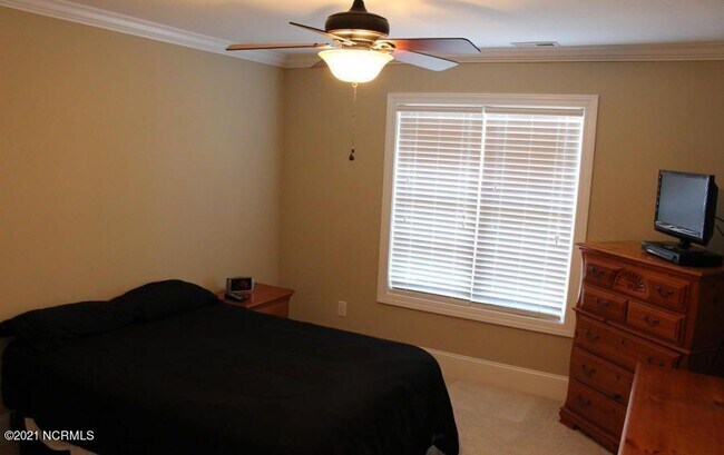 Building Photo - 2325 Dovedale Dr