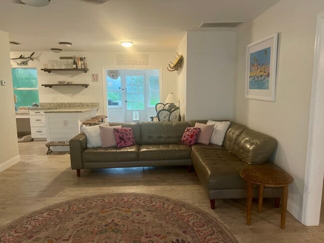 Building Photo - DUNEDIN FL LIVING 3/1 HOME