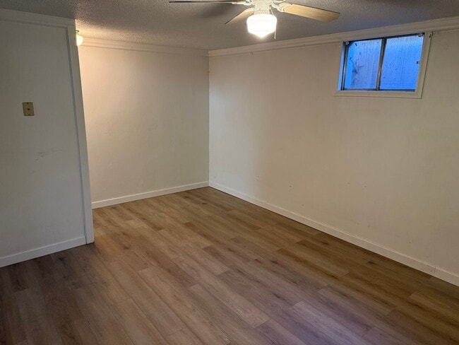 Building Photo - Spacious 2-bed, 1.5-bath Townhouse-Delivers Comfort & Convenience