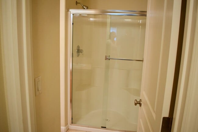 Building Photo - Beautiful Beaverton Townhouse