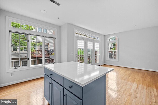 Building Photo - 271 Murtha St