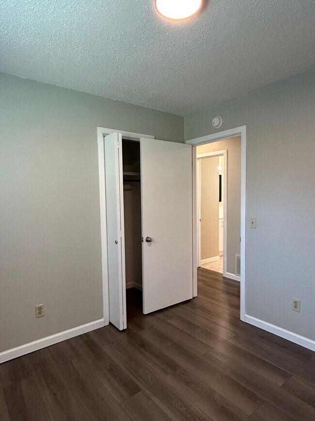 Building Photo - 3-bedroom, 1.5-bath in the MacArthur Schoo...