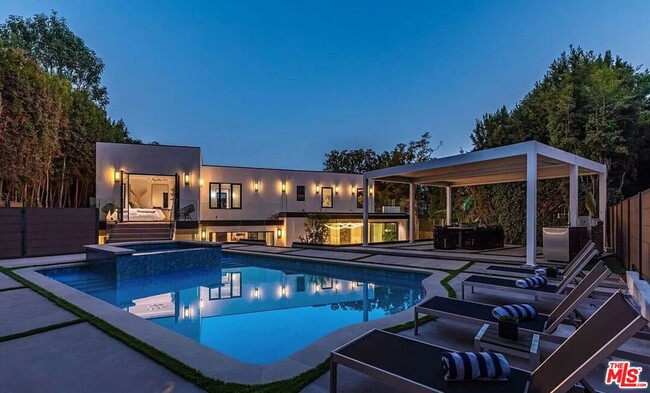 Building Photo - 1271 Sunset Plaza Dr