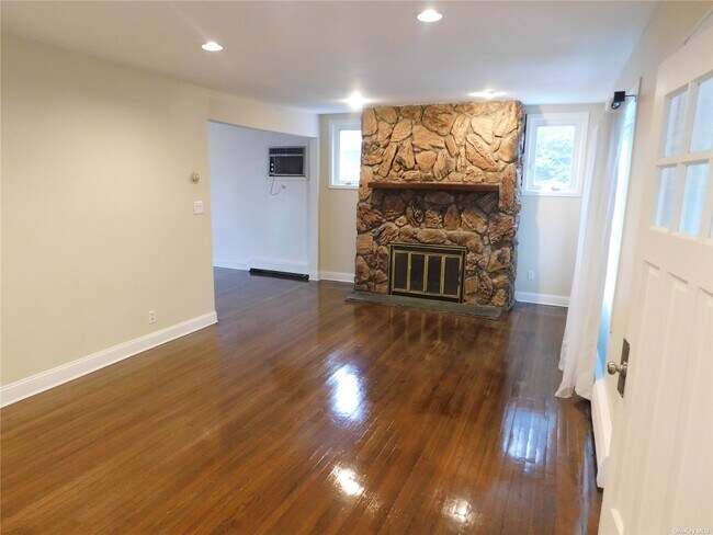 Building Photo - 360 Woodland Dr