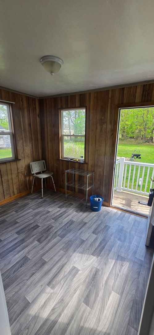 Building Photo - 3 Bedroom House with large yard and extra space!