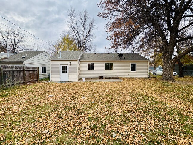 Building Photo - 3 bedroom 1 bathroom house with large yard!