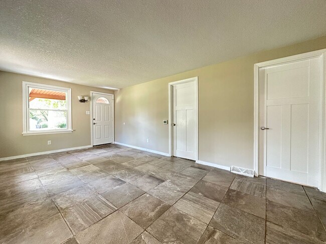 Building Photo - 3 Bedroom 1.5 Bathroom Finished Basement 2...