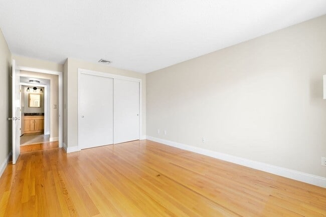 Building Photo - 15 Bower Rd