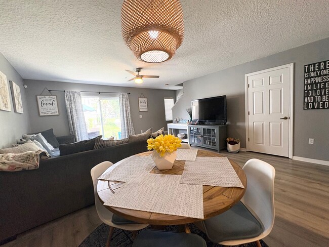 Building Photo - Fantastic 3 BR Townhome in Gated Winter Springs community with Pool and great schools