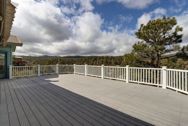 Building Photo - Incredible Home with Lake Views!