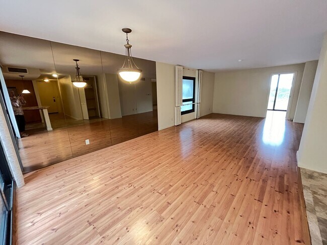 Building Photo - Yacht Harbor Towers (Ala Moana)-1282 sf, 2 bed+den, 2 bath, 2 prkg-INCLUDES UTILITIES