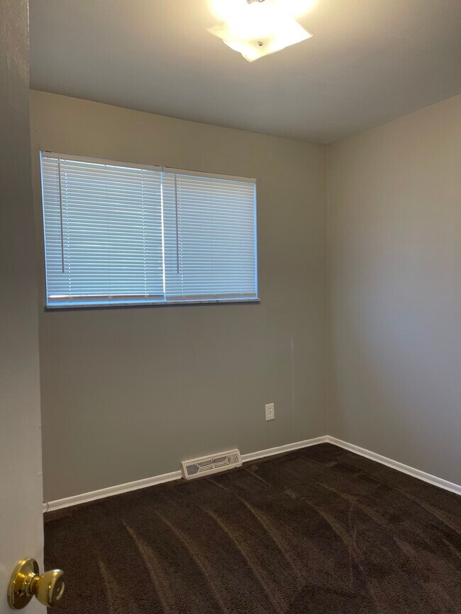 Building Photo - 10002 Livingston Ave