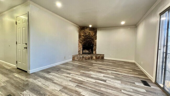 Building Photo - Lovely House 4BR 2.5BA with Large Backyard
