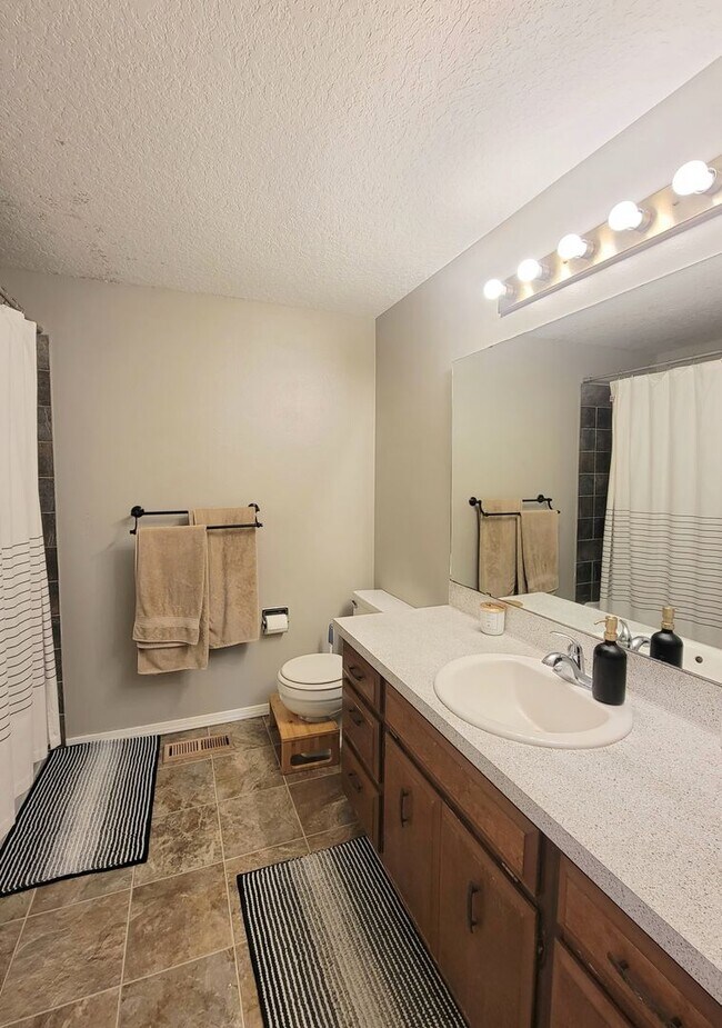 Building Photo - Duplex in Kennewick, WA