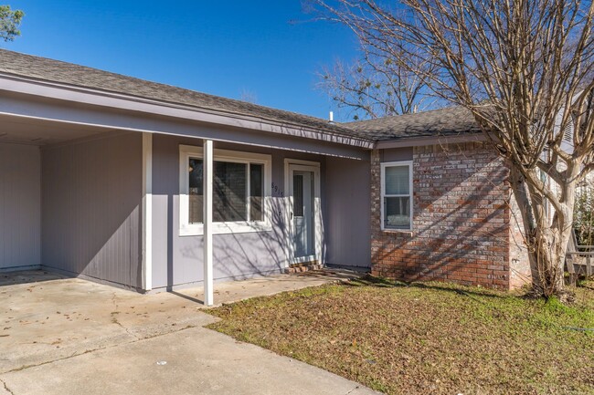 Building Photo - Recently updated 3 Bedroom / 2 Bath / 2 Ca...