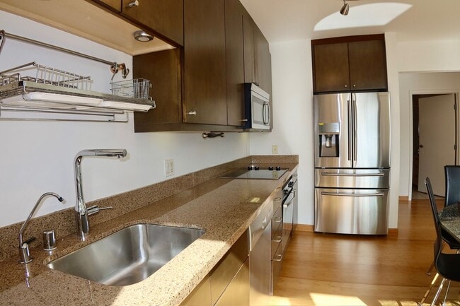 Building Photo - *New* 2 Bed & 2 Bath Condo in Fidi with Parking