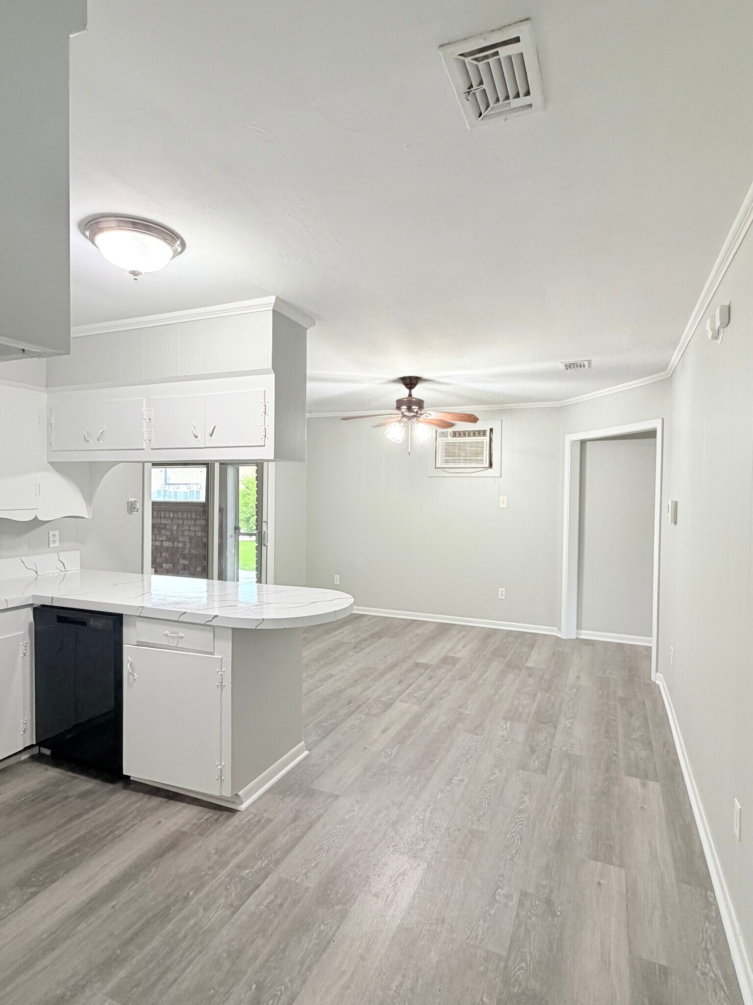 Building Photo - 2204 Greenway Dr