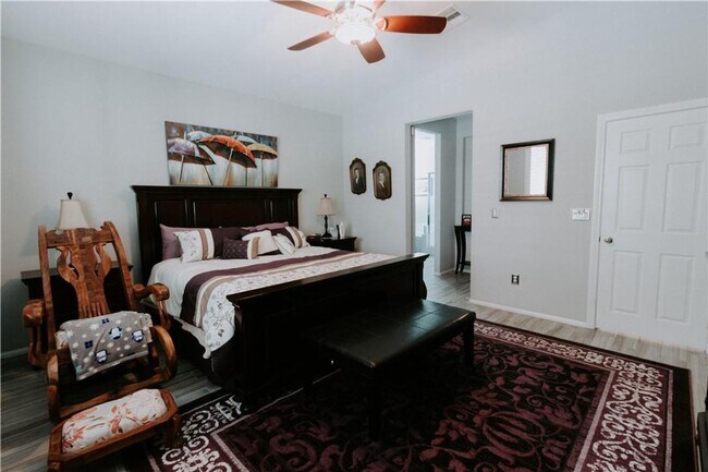 Building Photo - Single Story Home with Lush Backyard! Comi...