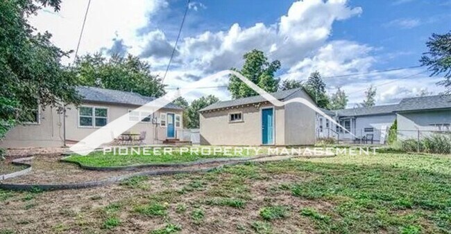 Building Photo - Adorable neighborhood, Updated Main-Level Living in Ivywild, 3BR/2BA, 1 Car Garage and Enclosed Yard