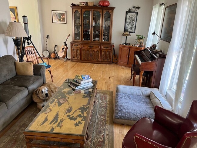 Building Photo - 5 Bedroom Home, Backs to Open Space, Walki...