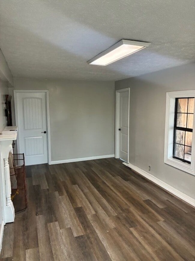 Building Photo - Rustic Country Home on 35 Acres in Bethpage, TN