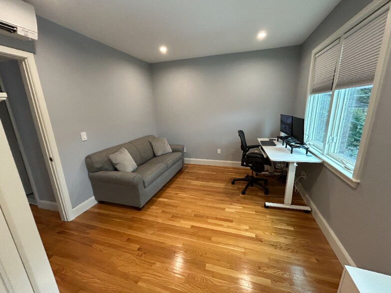 Building Photo - 955 E Broadway