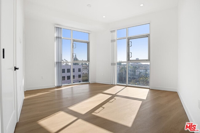 Building Photo - 164 Chestnut St