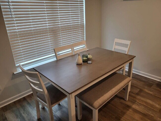 Building Photo - "Spacious Fully Furnished 4-Bedroom Townhouse in Summerville with 3 Full Baths – Your Perfect Fam...