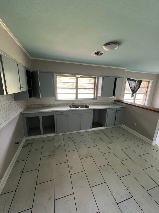 Building Photo - 1875 S Brookwood Dr