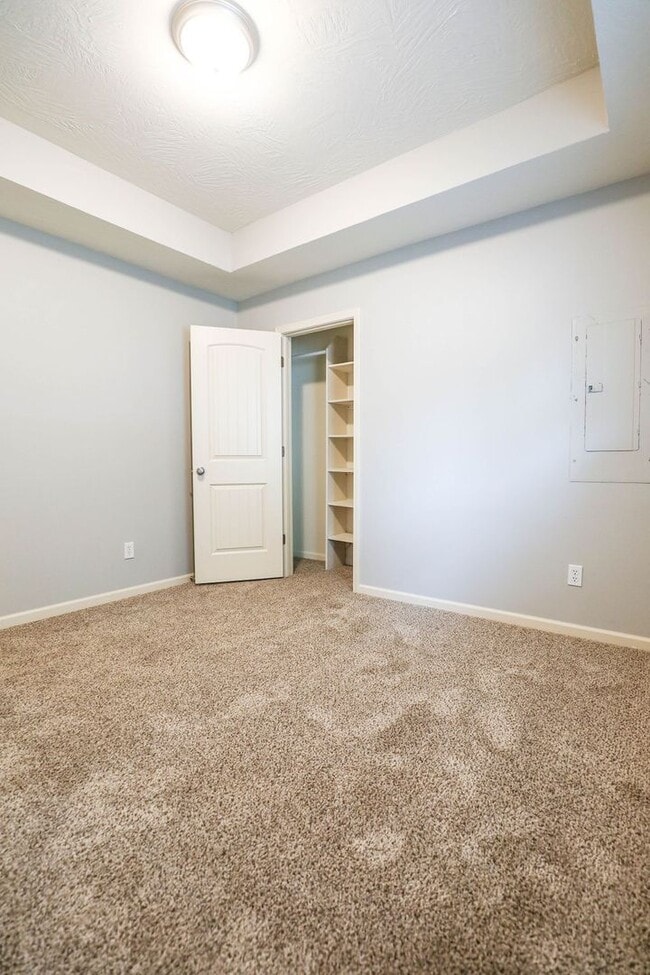 Building Photo - Beautiful & Charming 4 Bed / 2 Bath Home –...