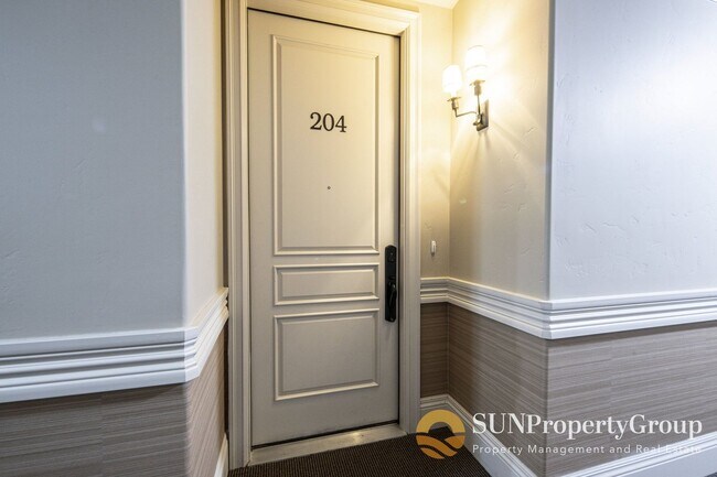 Building Photo - Beautiful Spacious Condo In Desirable Millcreek Area!