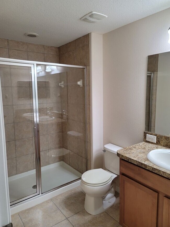 Building Photo - Beautiful Townhome in the Heart of New Tampa!