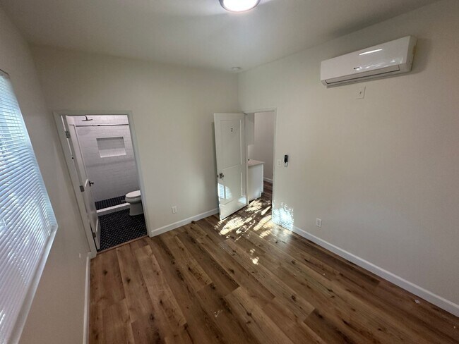Building Photo - Cute 2bd/2ba unit near USC and within DPS/...