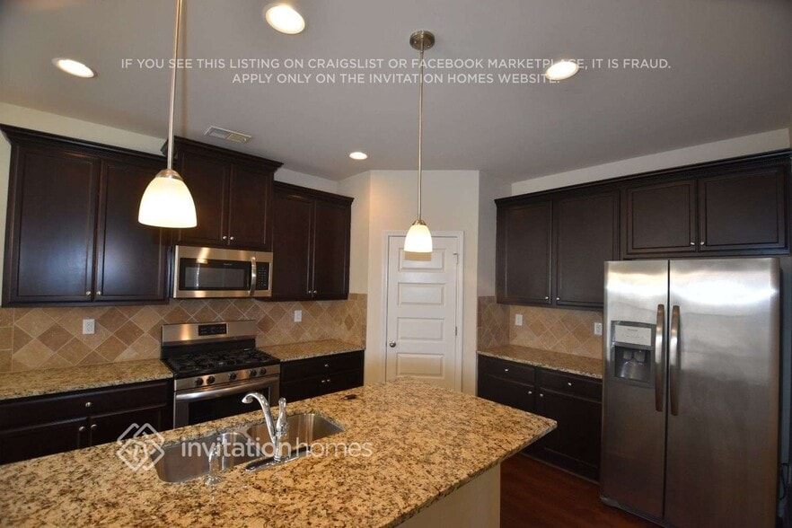 Building Photo - 2813 Birmingham Dr