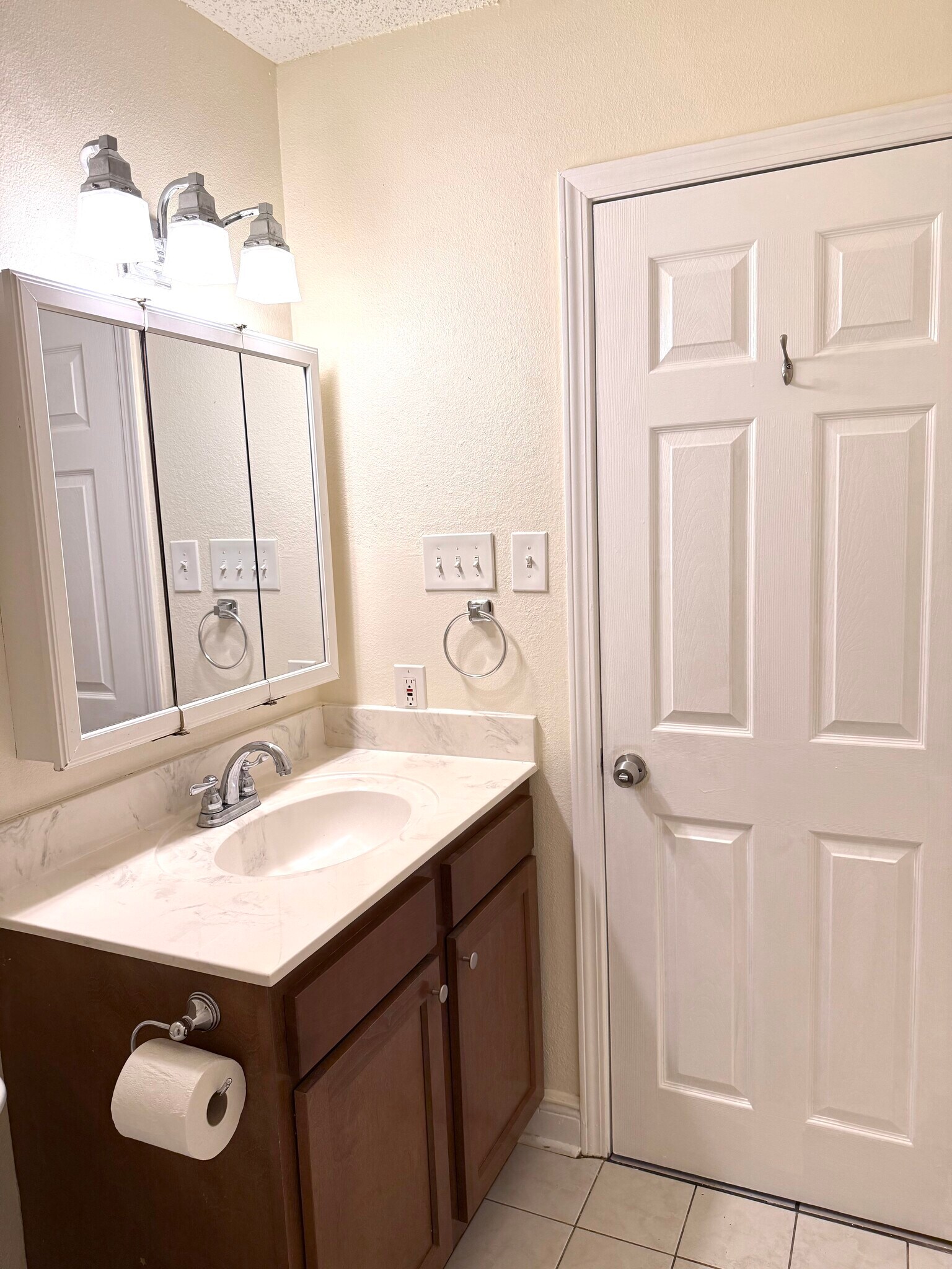 Hallway Bathroom - 1114 Williams Blvd