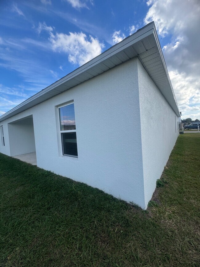 Building Photo - 1848 Grand Ridge St