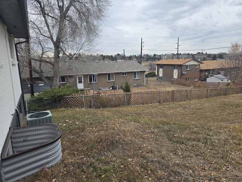 Large backyard! - 902 S Zephyr Ct