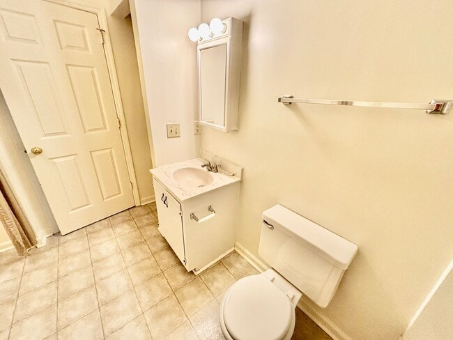 Building Photo - 2 Bedroom with Short Term Options!