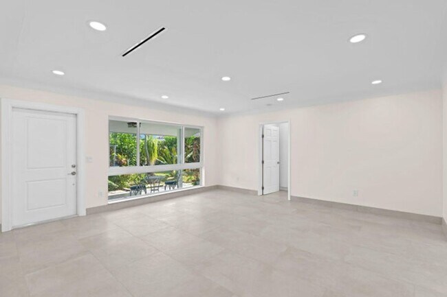 Building Photo - 391 SE 7th Ave