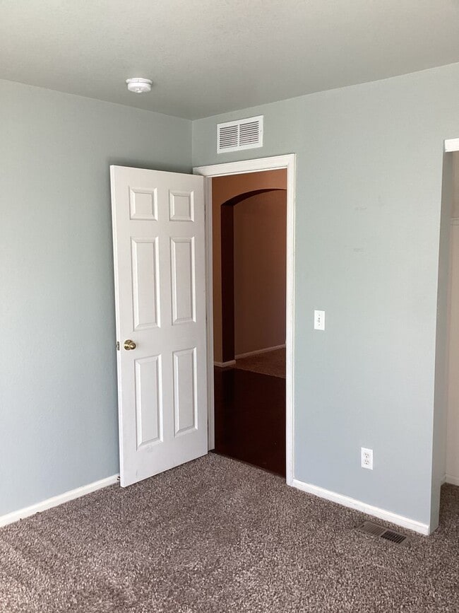 Building Photo - 3 bedroom, 2 Bath Ranch Home with 2 Car At...