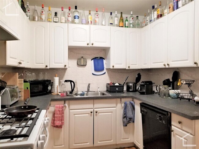 Building Photo - Brookline 4 BR 1 Bath Apartment - 9/1/26 (H&HW included) NO BROKER FEE