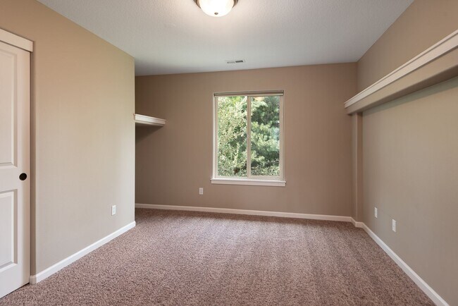 Building Photo - 4-Bedroom Home Near Pine Nursery Park Smar...